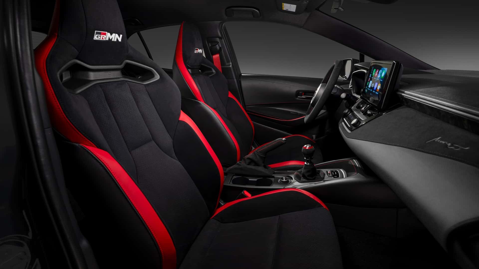 Hàng ghế trước được trang bị cặp ghế đua dạng thùng (bucket seat) bằng sợi thủy tinh siêu ôm người.