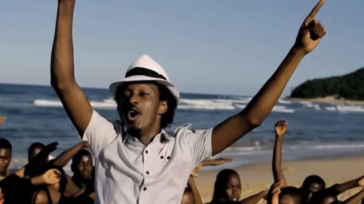 MV "Wavin’ Flag" từng được ghi hình ở nhiều nơi trên thế giới. Ảnh chụp màn hình