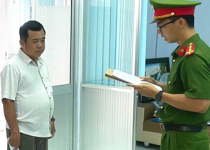 Nhan Thanh Liêm đang nghe tống đạt các quyết định