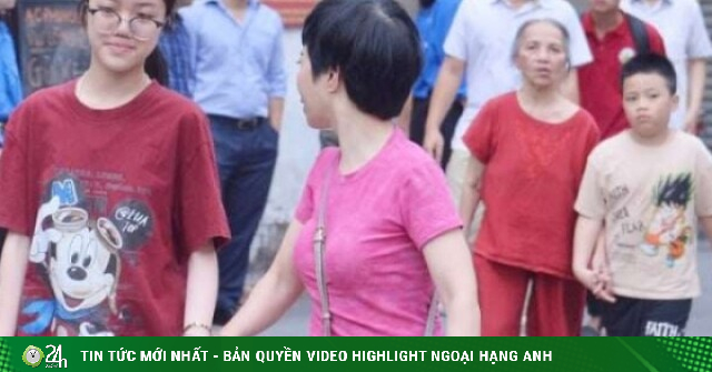 Bà 80 tuổi đưa cháu đi thi tốt nghiệp THPT 2026: “Từ thuở lọt lòng đến khi hết cấp 3, bà cháu chưa rời nhau nửa bước”