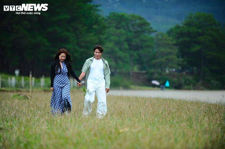 bốn mùa trong một ngày. Buổi sáng se lạnh như mùa xuân, trưa nắng ấm áp của mùa hạ, chiều về lãng mạn như mùa thu, và đêm đến mang cái lạnh của mùa đông.