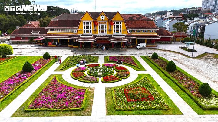 Ga xe lửa Đà Lạt là một công trình kiến trúc cổ kính được xây dựng từ năm 1935 đến năm 1938. Nơi này nằm giữa trung tâm Đà Lạt sầm uất. Nhiệt độ cao nhất cũng chỉ khoảng 25 đến 27 độ C.