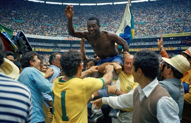 Pelé ăn mừng chức vô địch World Cup 1970 cùng người hâm mộ Brazil, khoảnh khắc trở thành một trong những hình ảnh biểu tượng nhất lịch sử bóng đá thế giới.