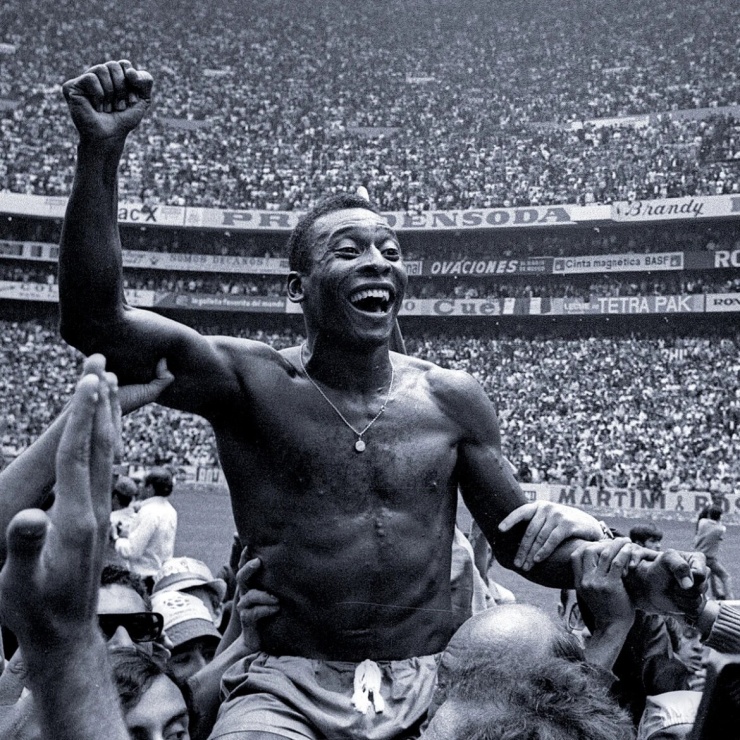 Nụ cười của Pelé trên sân cỏ đã trở thành biểu tượng cho tinh thần lạc quan và niềm tự hào của Brazil trong thế kỷ XX.