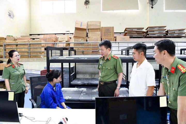 Thiếu tướng Nguyễn Minh Tuấn, Giám đốc Công an tỉnh Phú Thọ cùng các Phó Giám đốc Công an tỉnh trực tiếp lấy lời khai các đối tượng trong đường dây.