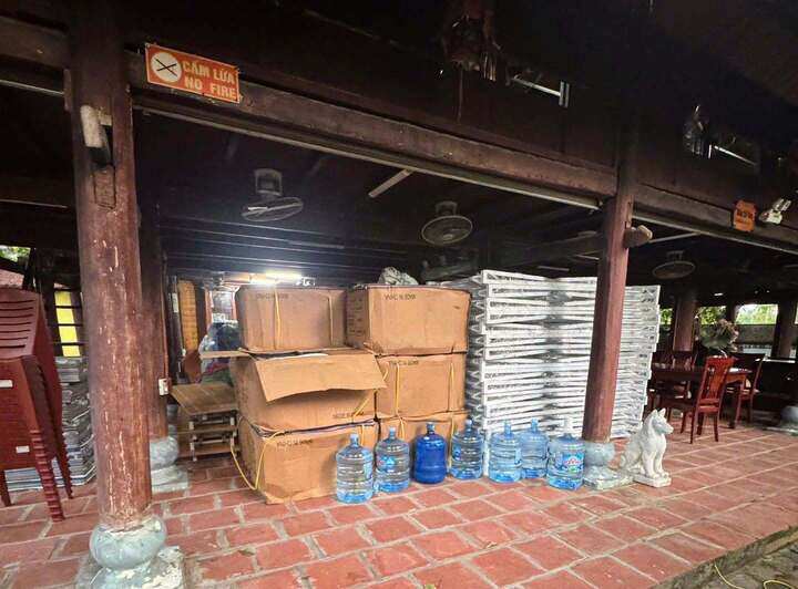 Hàng trăm bộ bàn ghế, giường tầng, đệm ngủ và nhiều phương tiện phục vụ hoạt động tập trung quy mô lớn.