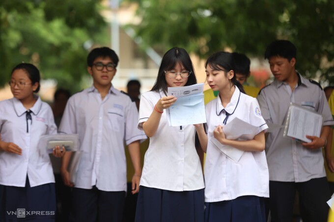 Thí sinh thi tốt nghiệp ở trường THPT Thủ Thiêm, TP HCM, chiều 11/6. Ảnh: Trần Quỳnh