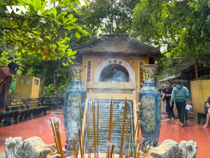 Khác với nhiều nơi xuất hiện tình trạng đốt vàng mã tràn lan, khói hương dày đặc hay rác thải từ đồ cúng lễ, khuôn viên miếu Ngũ Hành luôn sạch sẽ, thoáng đãng. Người dân và du khách đến đây chủ yếu dâng những nén hương tượng trưng, thành tâm cầu nguyện trong không khí trang nghiêm.