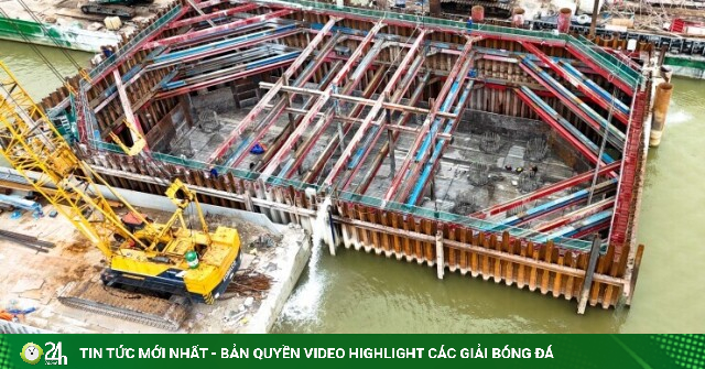 Ba trụ tháp chính của cầu dây văng hơn 7.300 tỷ dần lộ diện trên sông Hồng