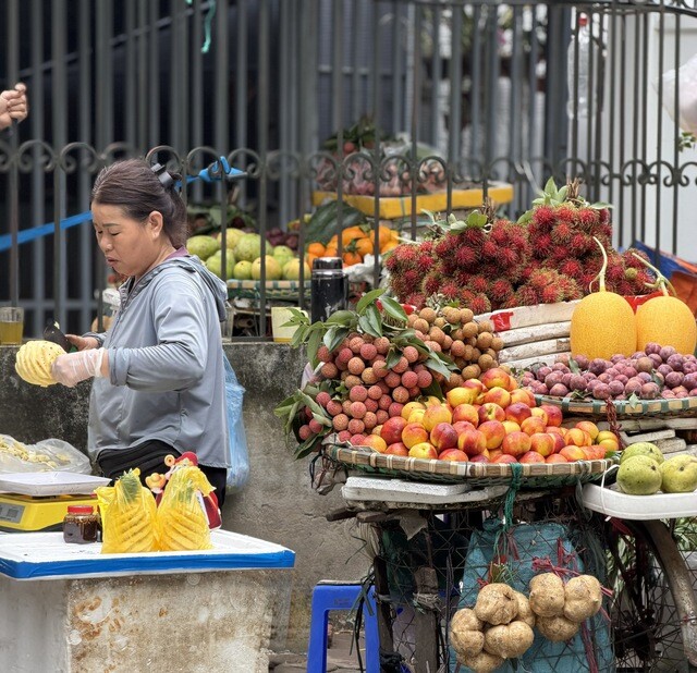 Dứa đang vào mùa nên được bày bán khắp nơi trên thị trường.