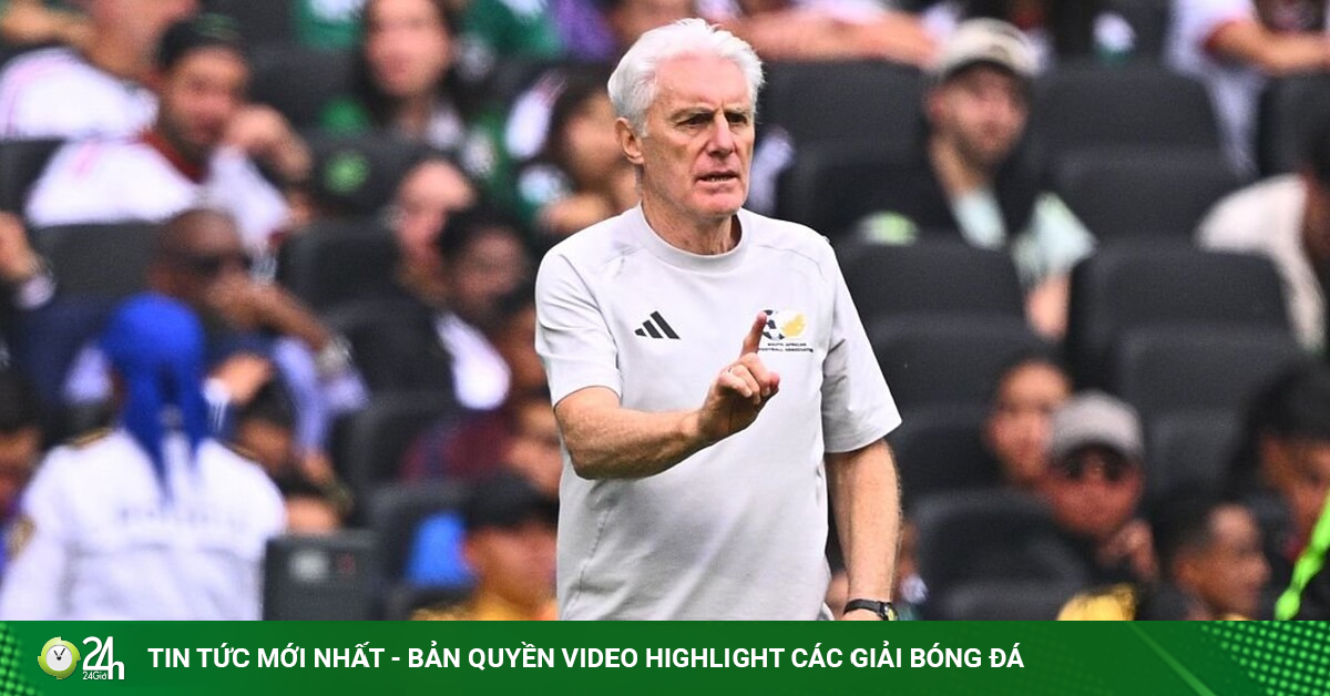 Tranh cãi khai mạc World Cup: HLV Nam Phi tố trọng tài rút thẻ đỏ quá nặng