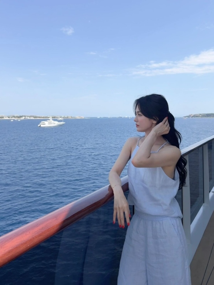 Song Hye Kyo du ngoạn trên thuyền buồm lớn nhất thế giới - 7