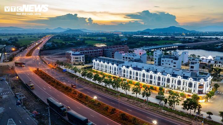 Đô thị Quy Nhơn mở rộng được xác định là một trong những động lực tăng trưởng quan trọng nhất của khu vực Duyên hải Nam Trung bộ - Tây nguyên, được nâng đỡ bởi hệ thống hạ tầng kết nối xuyên suốt bao gồm các tuyến quốc lộ, đường cao tốc, đường sắt tốc độ cao Bắc - Nam, Cảng hàng không quốc tế Phù Cát...