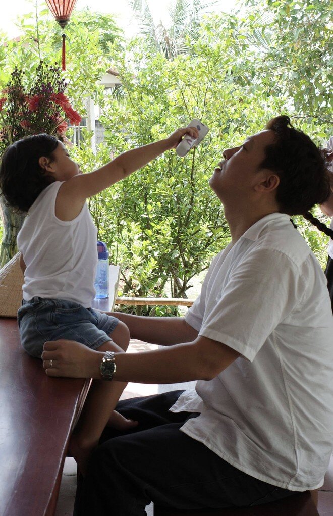 Trường Giang chăm sóc con trai.