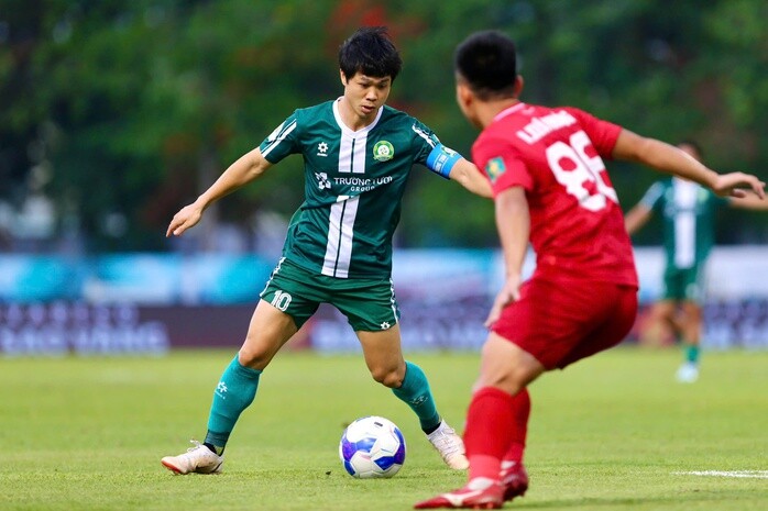 CLB Trường Tươi Đồng Nai của Công Phượng (trái) lên V-League là tín hiệu tích cực cho bóng đá miền Nam