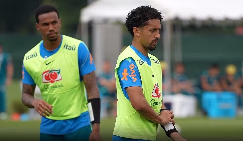Các cầu thủ Brazil đeo băng cổ tay chiến thuật