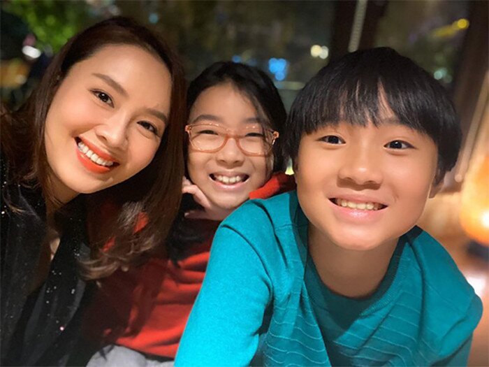 Hồng Diễm bên các con.