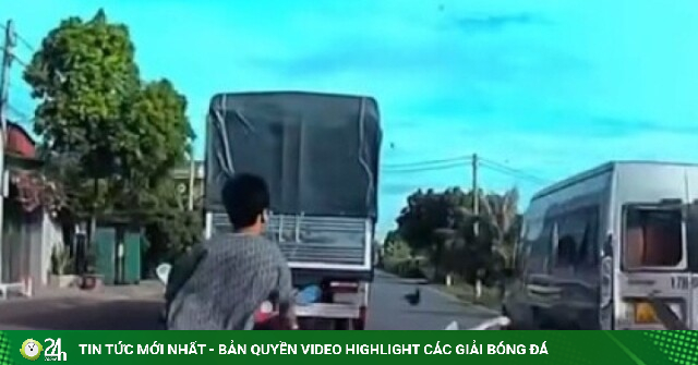 Xe máy tông thẳng vào đuôi xe khách đang đỗ ven đường tại Hưng Yên, 2 người tử vong