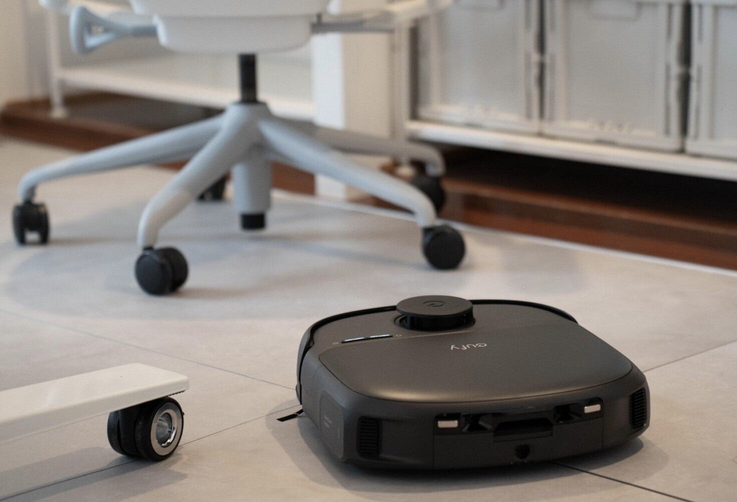 Một mẫu robot hút bụi, lau nhà của Anker Eufy có hỗ trợ vẽ bản đồ, tùy chọn lau/hút tự động bằng AI hay thủ công.