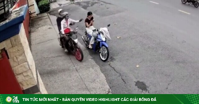 Clip: Cô gái bất lực nhìn điện thoại bị giật mất giữa ban ngày trong tích tắc