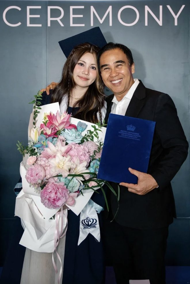 MC Quyền Linh chia sẻ hình ảnh bên con gái út trong ngày tốt nghiệp.