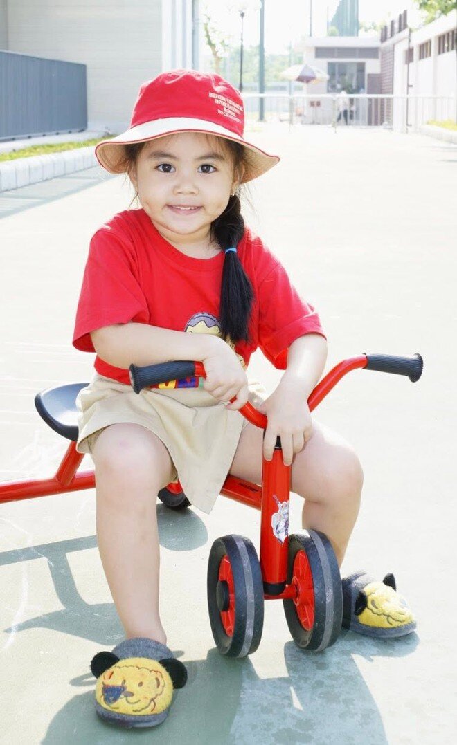 Vợ chồng Quyền Linh còn đăng lại những hình ảnh thời thơ ấu của Hạt Dẻ, bày tỏ sự xúc động khi nhìn con lớn lên từng ngày, ngày càng xinh đẹp và chững chạc hơn.