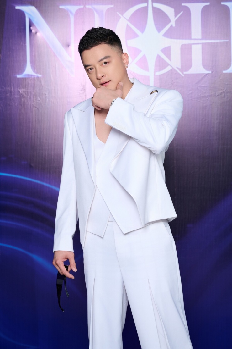 Nam Anh - Nam Em mặc xuyên thấu nhận sash Miss Cosmo TP HCM - 8