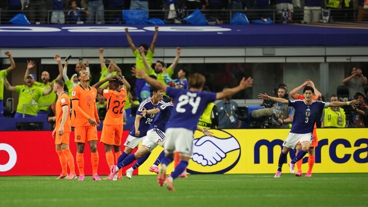 Nhật Bản ăn mừng bàn thắng gỡ hòa muộn trước Hà Lan