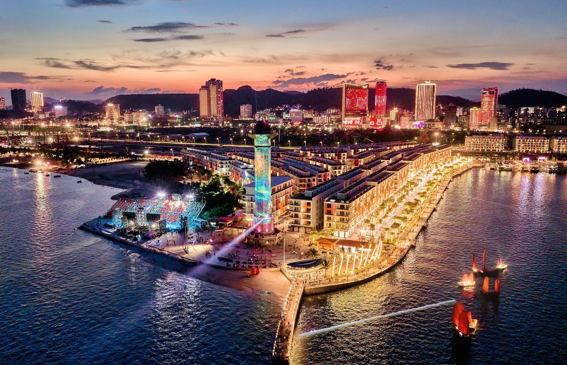 Tuyến phố đêm VUI-Fest Ha Long tấp nập du khách, góp phần nối dài hành trình trải nghiệm từ sáng đến đêm tại Sun Elite City.&nbsp;Ảnh: Ánh Dương