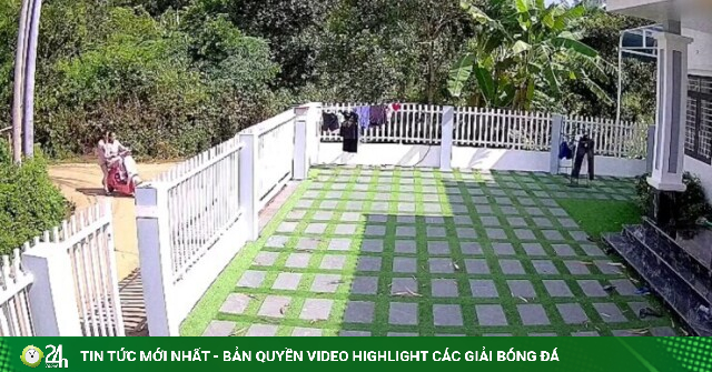 Clip: Hết hồn hai nữ sinh ôm cua rồi lao thẳng vào cổng sắt nhà dân cực mạnh