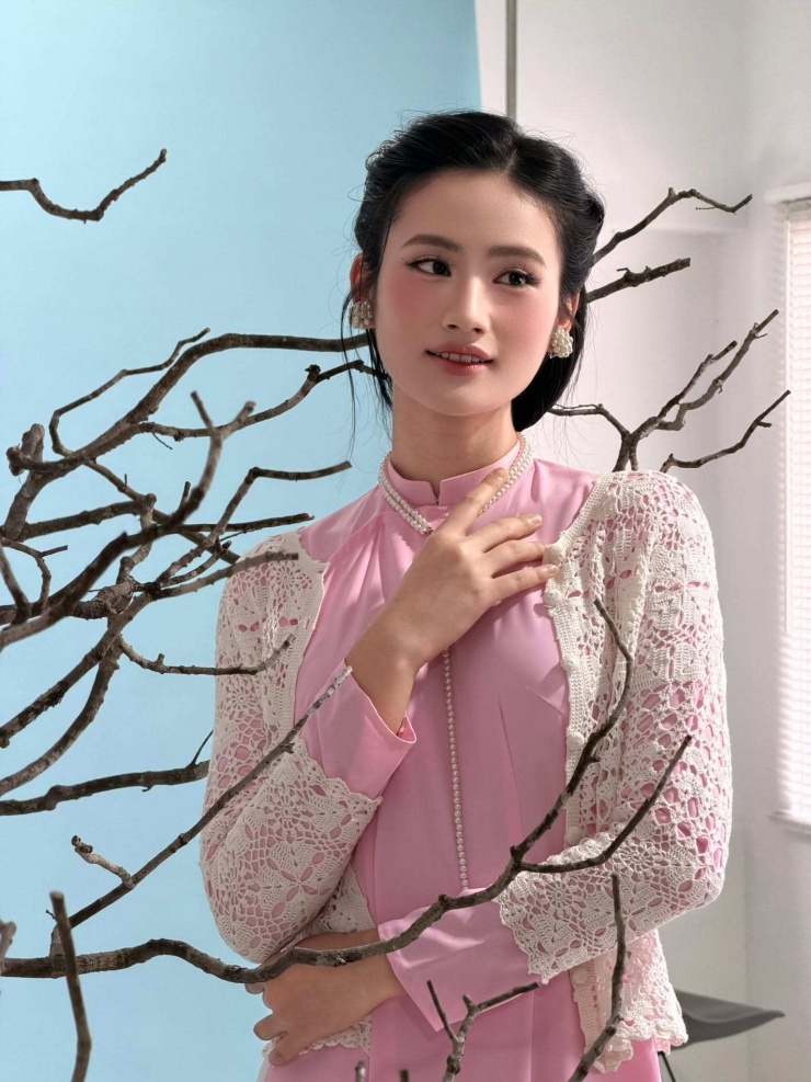 Ở một layout khác, Ý Nhi xuất hiện với áo dài hồng pastel mix áo choàng kiểu móc cực kỳ đằm thắm.