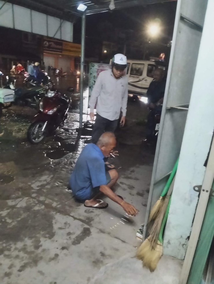 Ông N.V.H. (70 tuổi, ngụ ấp Bình Lương, xã Thủ Thừa, tỉnh Tây Ninh) bên vỉa hè ở xã Nhựt Tảo. Ảnh: Thiên Long