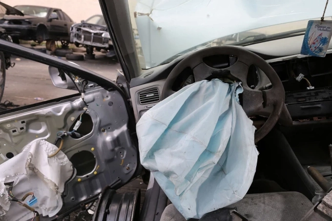 Một túi khí Takata đã bung trên chiếc Honda Accord đời 2001 tại bãi xe phế liệu LKQ Pick Your Part ở Medley, bang Florida, 5/2015. Ảnh: NBCnews