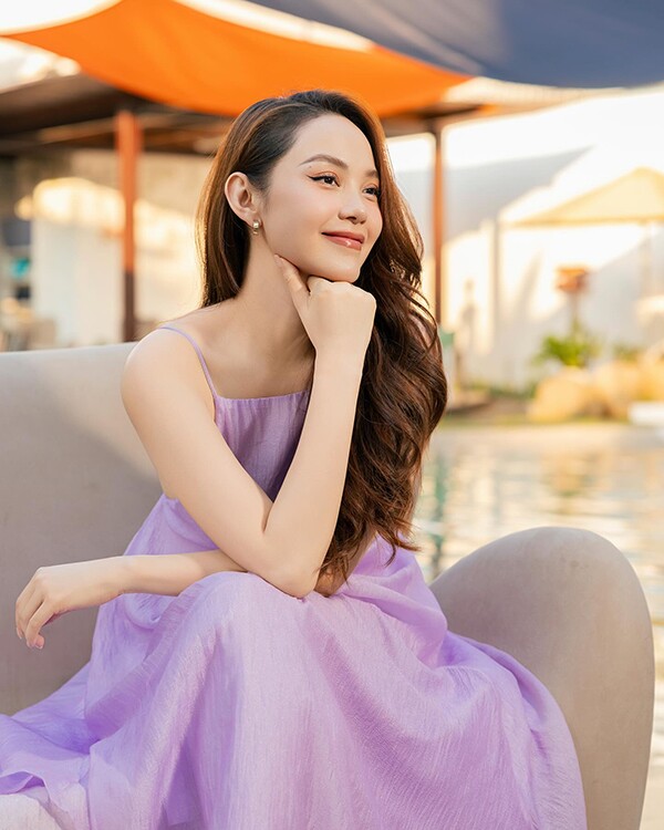 "Hằng thường dùng kem tẩy trang chứa thành phần dầu để làm sạch son phấn. Sau đó, Hằng xịt một lớp khoáng, để khoảng 30 phút, rồi dùng sữa rửa mặt làm sạch, tiếp theo, thấm toner vào miếng bông gòn, dùng máy hỗ trợ lấy hết bụi bẩn".