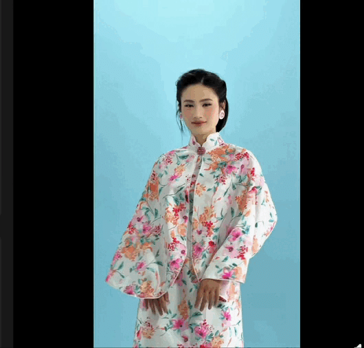 Nàng hậu chia sẻ video diện trang phục áo dài hoa trải đều thân áo tạo cảm giác xuân hè rực rỡ. Điều khiến fan ngạc nhiên là chiếc khăn choàng ngoài cũng họa tiết hoa lớn.
