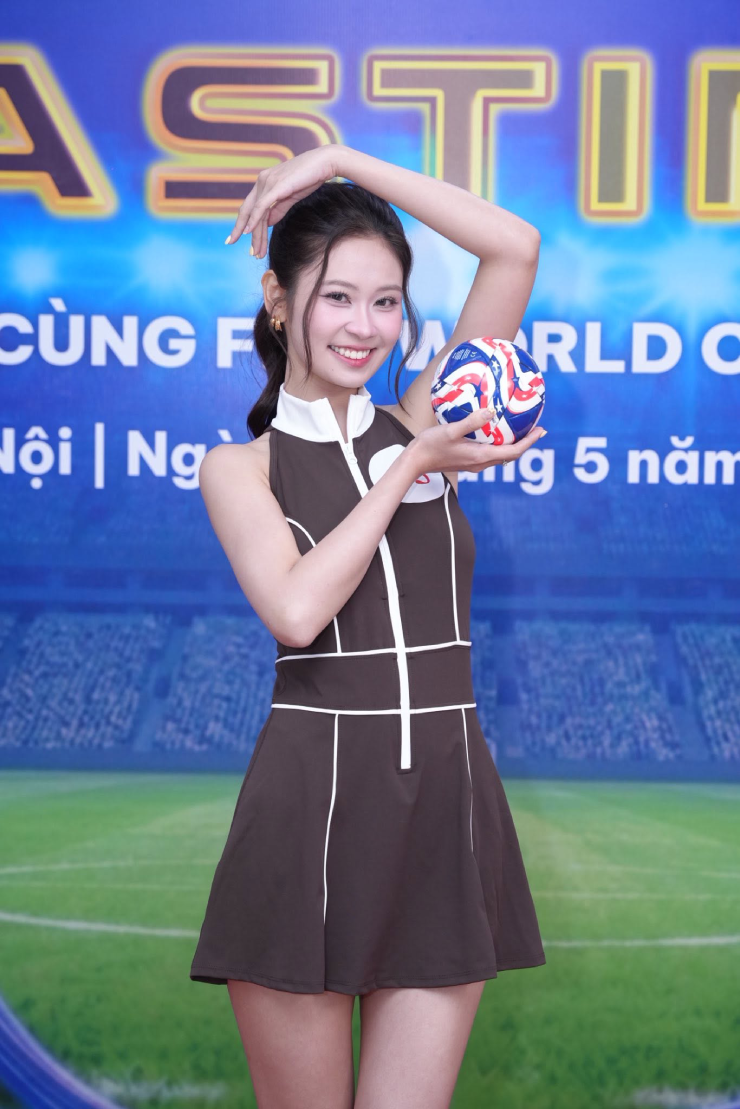 "Nàng thơ" khoe dáng săn chắc nhờ tập gym, tạo ấn tượng sâu đậm ở "Nóng cùng World Cup" - 5