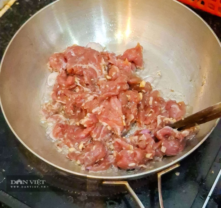 Cho thịt bò vào xào nhanh