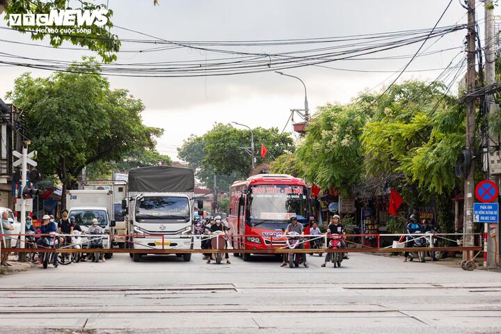 Cận cảnh tuyến đường sắt trăm tuổi giữa lòng Hà Nội trước đề xuất di dời - 14