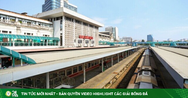 Cận cảnh tuyến đường sắt trăm tuổi giữa lòng Hà Nội trước đề xuất di dời