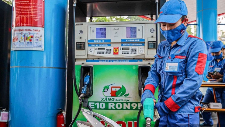 Sau thời gian thực hiện thí điểm từ ngày 1/6, xăng E10 bán trên toàn quốc đón nhận tích cực từ người tiêu dùng, từ ngày 16/6 trở đi, xăng E10 chính thức vào danh mục mặt hàng do Nhà nước công bố giá cơ sở thay vì để doanh nghiệp tự công bố (Ảnh: NT).