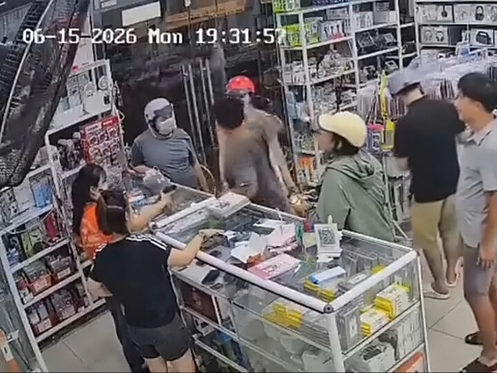Hình ảnh người đàn ông đánh mẹ cháu bé (ảnh cắt từ clip)