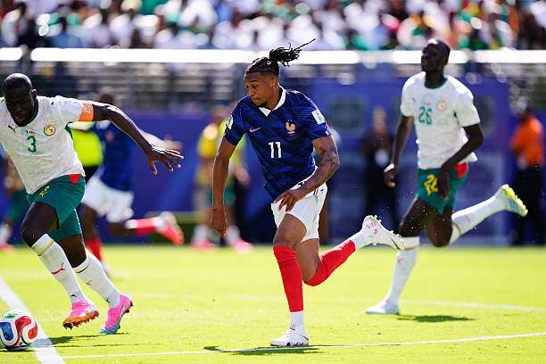 Dạt ra giữa ở hiệp 2, Olise có không gian xử lý khiến anh liên tục vượt qua các tiền vệ Senegal rồi chọc khe