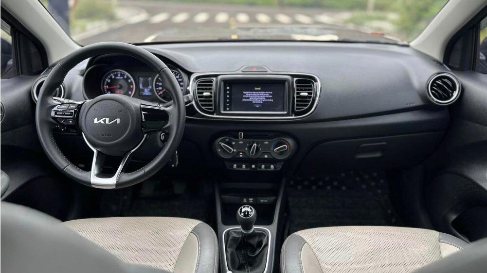 Nội thất xe Kia Soluto được thiết kế tối giản nhưng thực dụng.