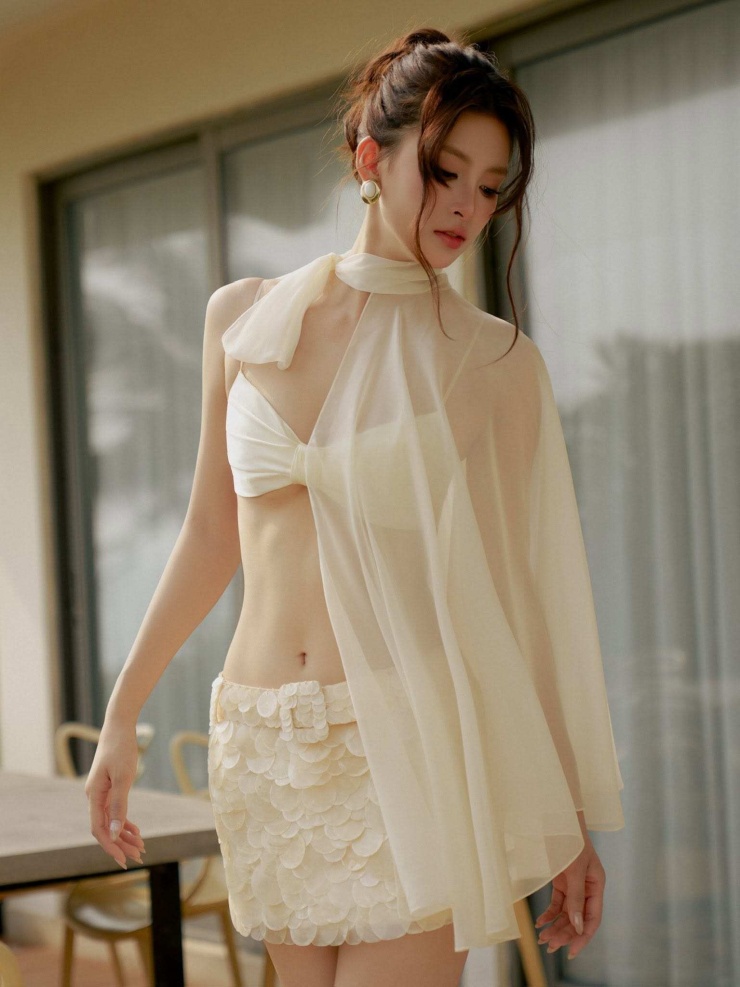 Thiết kế đơn giản nhưng khéo léo giúp người đẹp khoe vóc dáng cân đối, vòng eo thon gọn cùng làn da trắng mịn. Giữa khung cảnh cổ kính, thơ mộng của phố cổ Hội An, nàng hậu tự tin tạo dáng trước ống kính với nhiều biểu cảm cuốn hút.