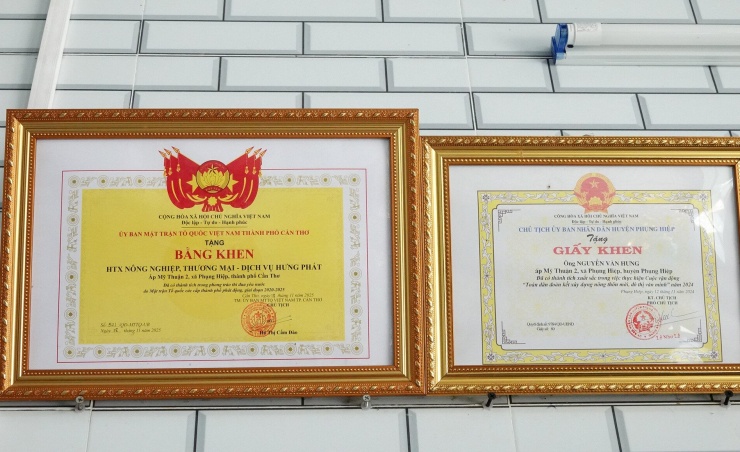 Anh Hưng và HTX nhận giấy khen, bằng khen của địa phương