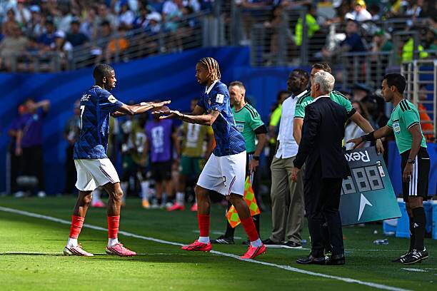 HLV Deschamps thay Dembele bằng Barcola, và Barcola ghi bàn ngay sau đó