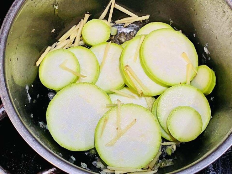 Đảo bầu cùng mỡ lợn, hành tăm, gừng thơm nức nở
