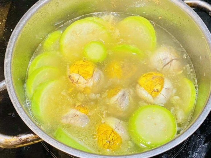 Đun cho trứng và bầu hoà quyện