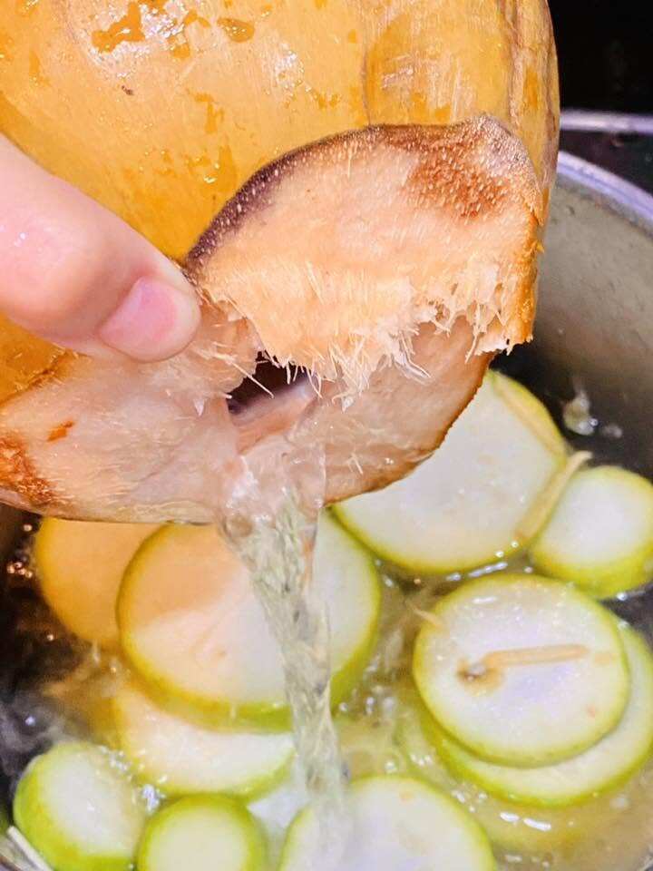 Thêm nước dừa tươi vào
