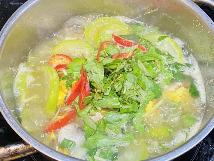 Cuối cùng là rau răm và ớt